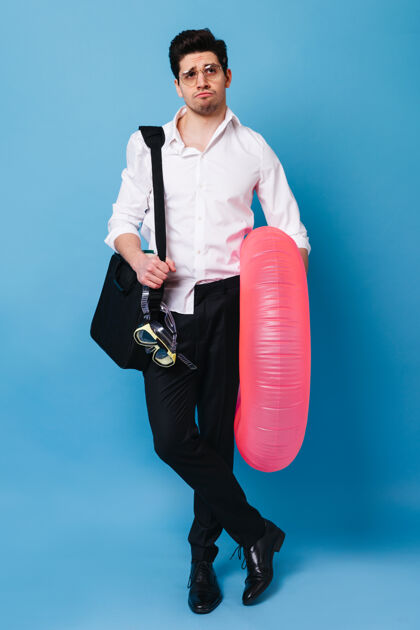 经典这张照片拍摄的是一个穿着西装的人 聚集在海边戴眼镜的人拿着潜水面罩 充气床垫和带着文件的袋子摆姿势游泳商务人士现代