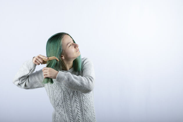 肖像绿色头发的女孩在灰色头发上梳头发的画像漂亮女人可爱