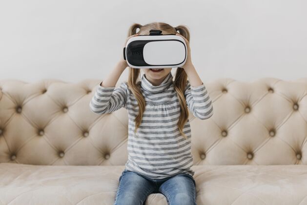 设备戴着虚拟现实耳机的小女孩虚拟现实耳机科技模型
