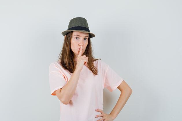 女人年轻女性穿着粉色t恤 戴着帽子 表情谨慎 展现出沉默的姿态漂亮微笑帽子