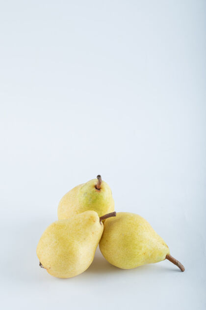 水果三个黄色的梨子在白色的上面天然有机生