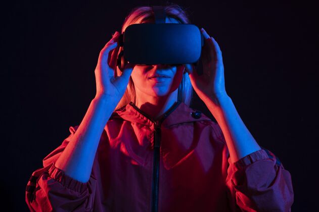 未来中镜头女人体验虚拟现实特写虚拟眼镜虚拟现实
