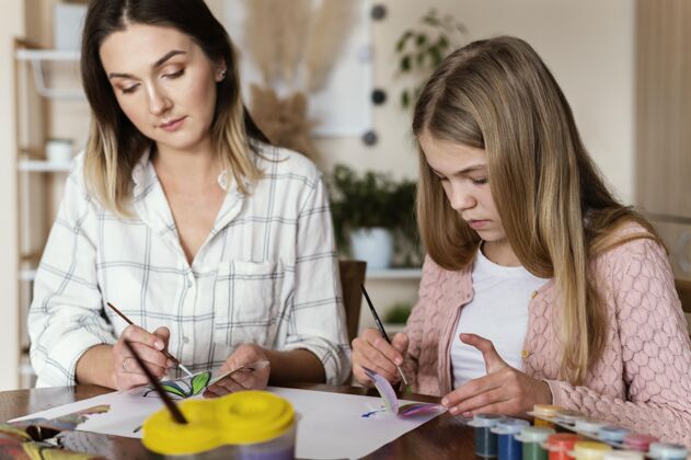 艺术家女人和孩子画蝴蝶绘画艺术中景