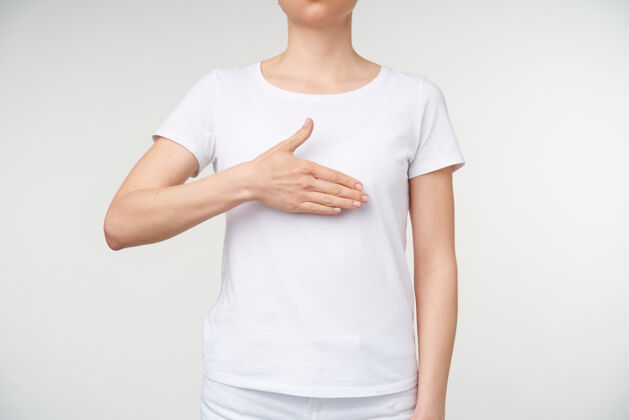 非语言横向照片中的年轻女性穿着白色t恤 保持在她的胸前 同时使用手语 在白色背景隔离手掌年轻翻译特写