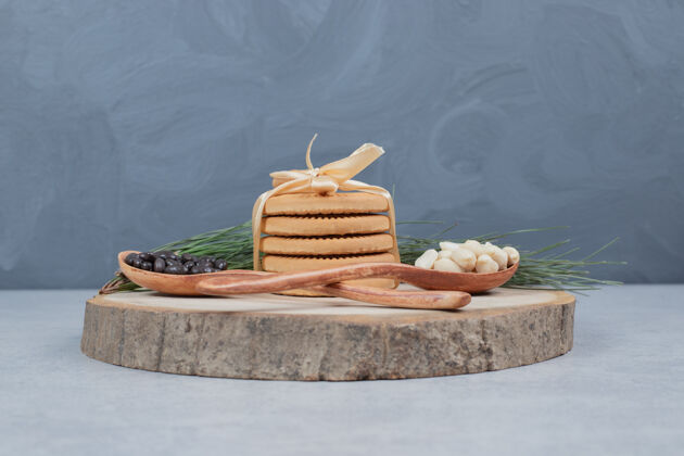 饼干用缎带 花生和巧克力片绑在木板上的一堆饼干高质量的照片树枝松树花生
