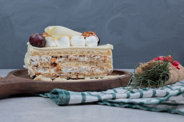 坚果白色巧克力蛋糕在木板上与圣诞装饰高品质的照片谷物面包房盘子