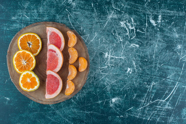 橘子一个在蓝色背景板上的柑橘水果片品种高品质的照片天然葡萄柚果汁
