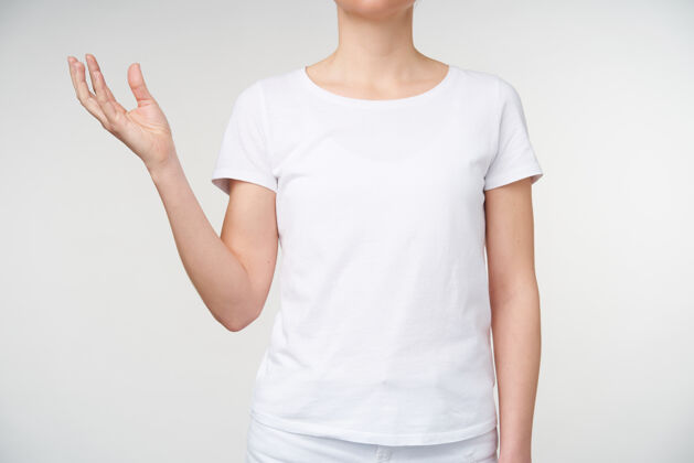 手穿着白色t恤的年轻女士站在白色背景上 一边用聋哑语言表达思想 一边举起手掌的不规则镜头翻译庄稼年轻