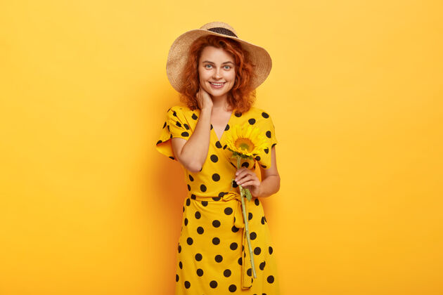 波尔卡多身着黄色波尔卡裙 头戴草帽的年轻红发女子的画像姜魅力喜悦