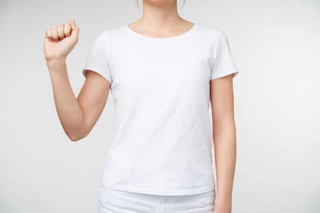 身体年轻女性裸体修指甲的水平镜头 举起拳头 同时在白色背景下展示手语上的字母a符号庄稼字母