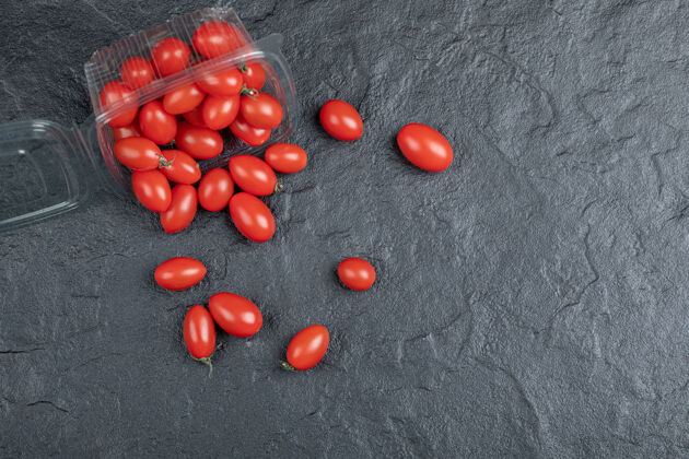 素食新鲜的有机小红色番茄黑色背景高品质的照片农业市场新鲜