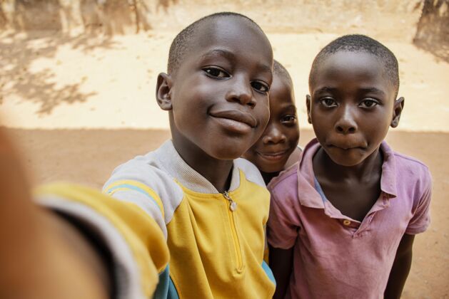 肖像特写一起自拍的孩子们乡村非洲户外