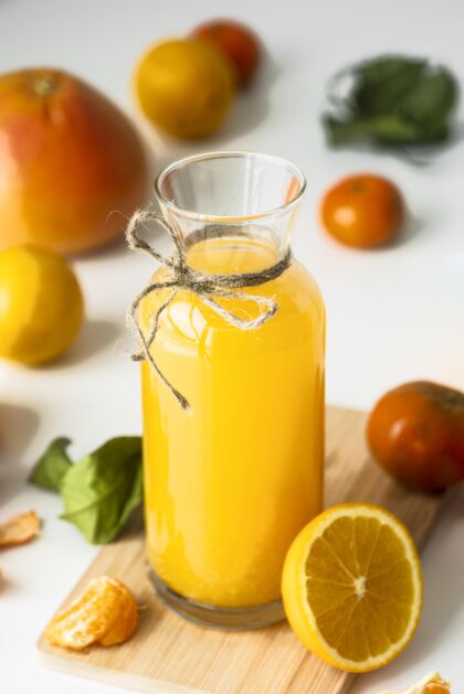 美味高角度的橙汁瓶饮料垂直饮料