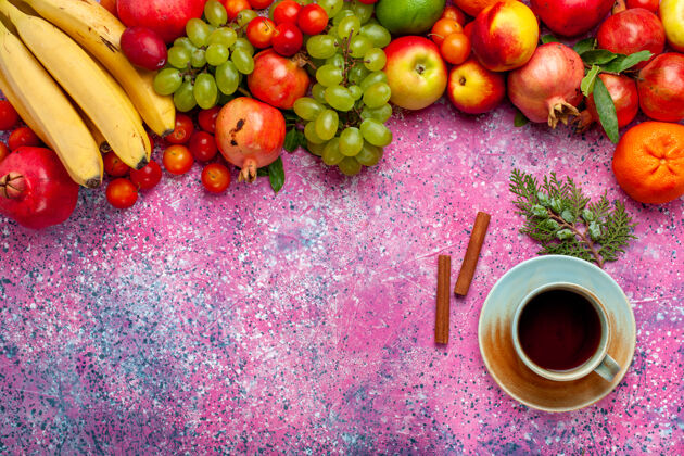 醇香顶视图新鲜水果组成五颜六色的水果与茶淡粉红色的表面饮食茶食品