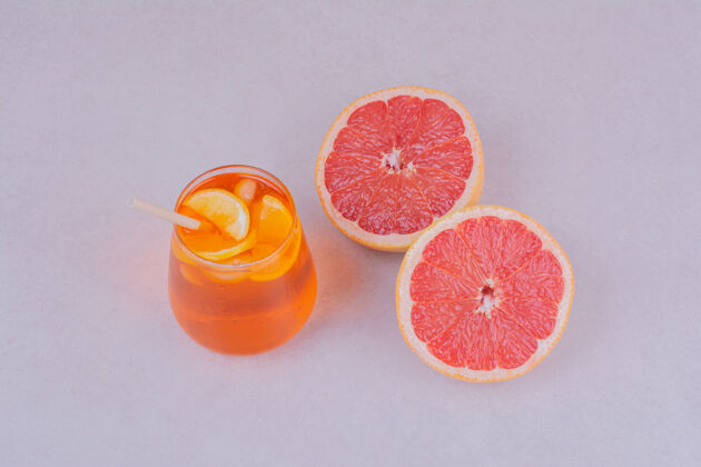 酒精一杯里面有柑橘类水果的果汁冰沙水刷新