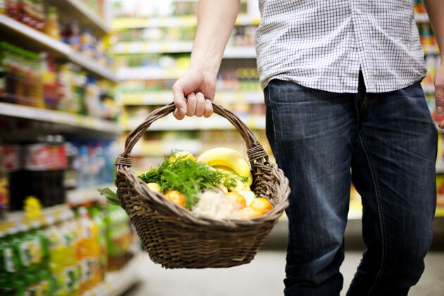 健康的生活方式装满健康食物的篮子营养补充剂生的蔬菜