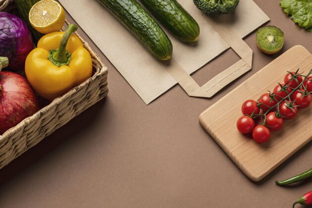 美食高角度的有机蔬菜篮子与杂货袋农产品水平篮子