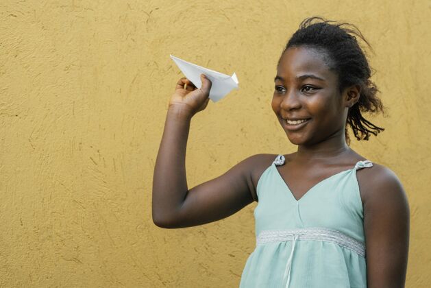 女孩非洲女孩玩飞机非洲孩子玩