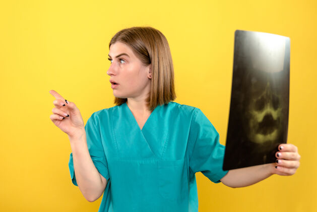 成人正面图黄色空间女医生拿着x光片休闲人物漂亮