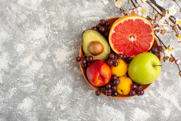 异国情调顶视图新鲜水果盘内白色表面新鲜水果健康
