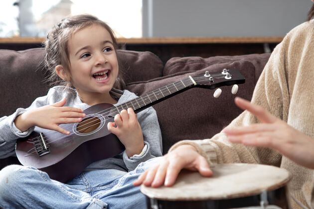 孩子关于乐器的课程儿童的发展和家庭价值观儿童友谊和家庭的概念小可爱音乐