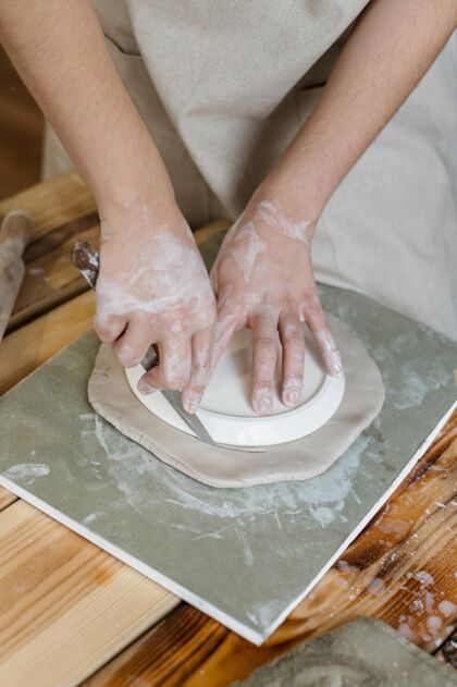 职业在车间里做陶罐的女人陶工创意手工