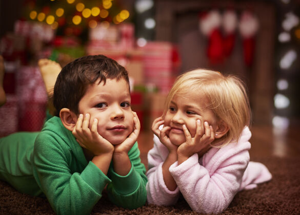 火花可爱的兄弟姐妹一起挥霍圣诞节时光夜晚家庭内部童年