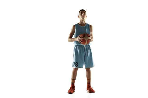 健身在白色工作室背景上 年轻篮球运动员拿着一个球的全长肖像青少年自信地拿着球摆姿势运动的概念 运动 健康的生活方式 广告 动作 动作饱满专业篮球