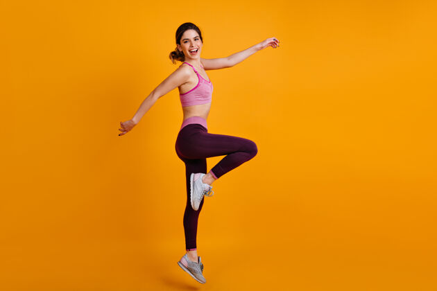 运动舞动女人的全长肖像成人健身减肥