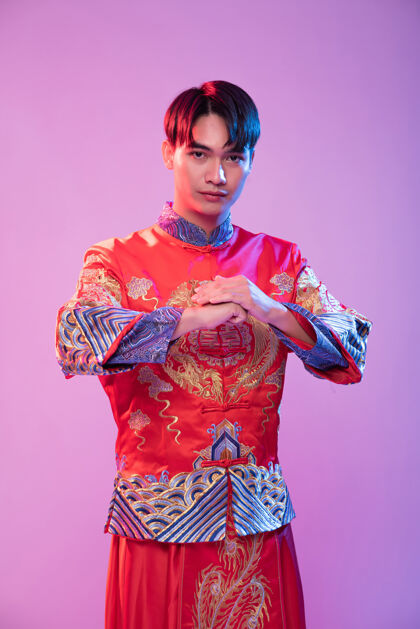 文化一个穿旗袍的男人站在那里 尊敬春节来购物的顾客节日拳头中国