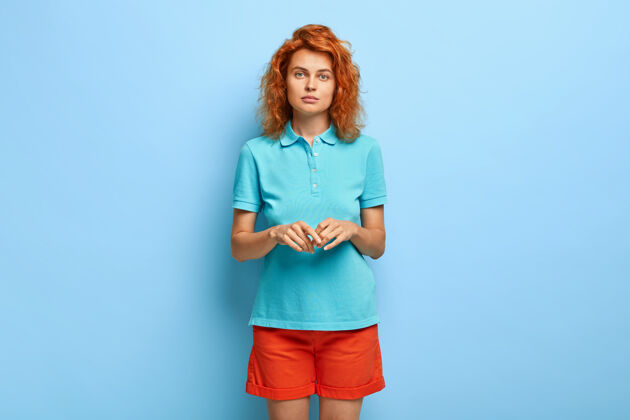T恤室内拍摄的年轻健康的欧洲女性红色发型 双手合十健康发型外表
