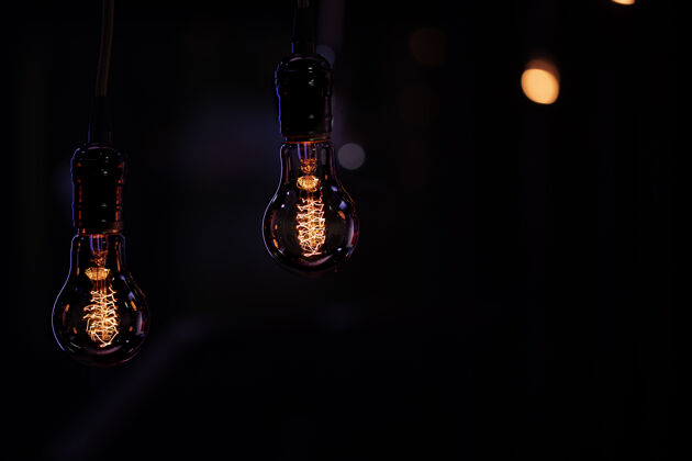 装饰两个发光的灯悬挂在黑暗中从博克装饰和氛围的概念照明光灯