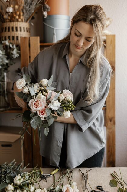 安排女花匠做了一个美丽的插花女人花卉商店