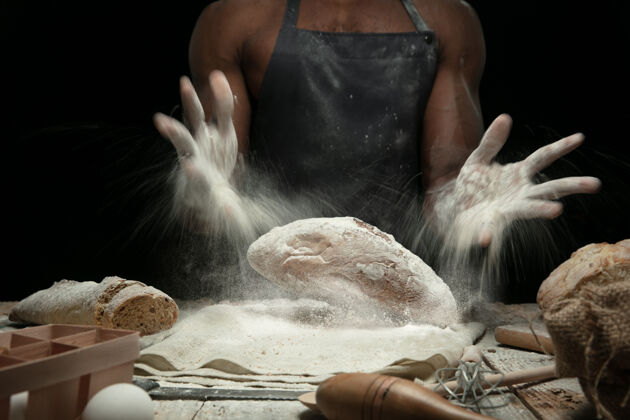 面包非洲裔美国人的特写镜头：在木桌上烹调新鲜的谷类食品 面包 麸皮美味的食物 营养 工艺制品无麸质食品 健康的生活方式 有机和安全的制造手工制作人类制造健康