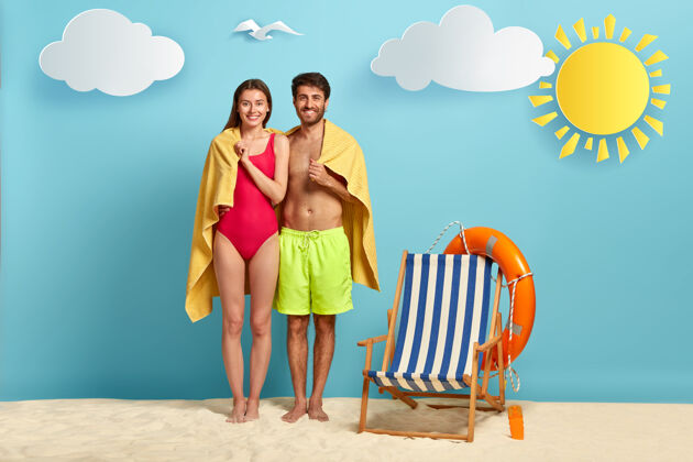 海滩旅行和夏天的概念高兴的夫妇庇护在柔软的沙滩毛巾 穿着泳衣高兴异国情调家庭
