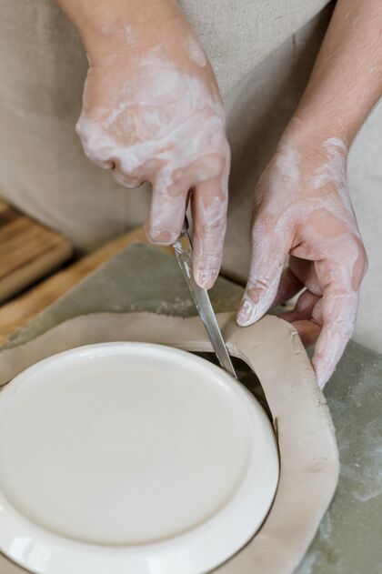 车间在车间里做陶罐的女人手工职业粘土