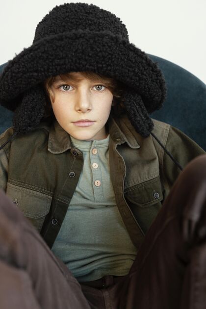 冬季帽子戴着冬天帽子的肖像男孩儿童男孩快递