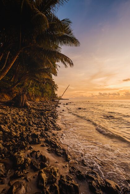 太阳印尼日落时分 静谧的海洋和岸边树木的迷人景色天堂海岸线印度尼西亚