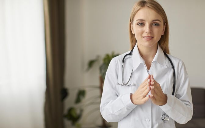 祈祷smileycovid康复中心女医生祈祷前视图女性康复冠状病毒