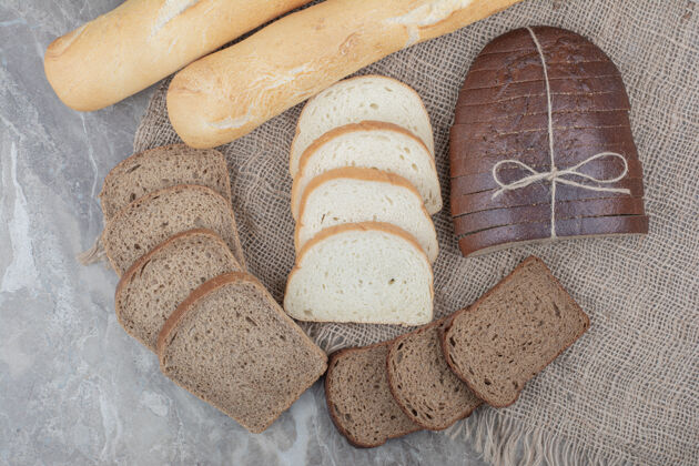 品种繁多麻布上的面包新鲜食品品种白色棕色面包房