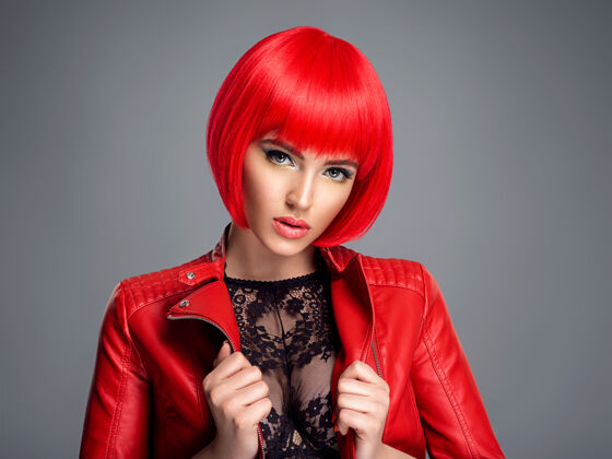 黑发美丽性感的女人 带着鲜红的鲍勃发型时尚模特穿着皮夹克的性感迷人的女孩漂亮女人的迷人脸庞高加索魅力化妆品