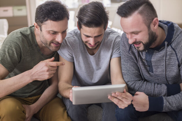 玩男人在平板电脑上看视频男人考试会议