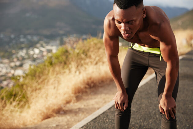运动拥有健康深色皮肤的高速运动员 在城市外慢跑 呼吸急促 厌倦了疲惫的训练 想要健康 已经开始跑步健康的生活方式 种族和疲劳运动运动员岩石