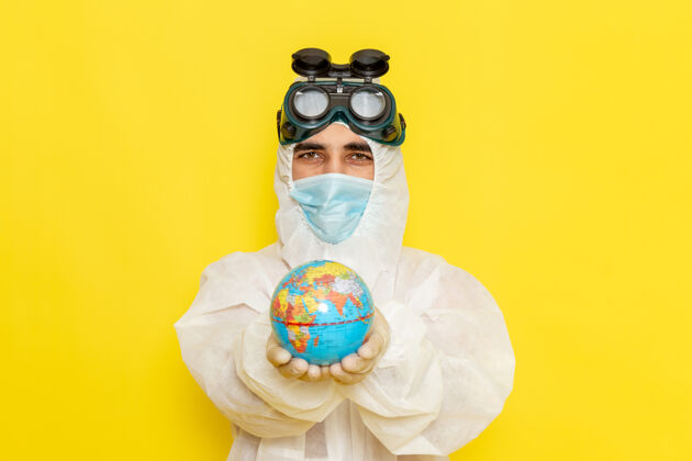 服装正面图黄色地板上 一位身着特殊套装的男科学工作者手持小圆球伪装男性封面