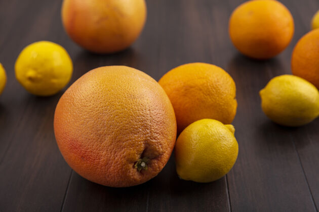 柠檬前视图柠檬与橘子和葡萄柚木背景食物葡萄柚橘子