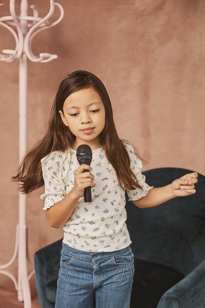 艺术小女孩在家学唱歌女孩唱歌年轻人
