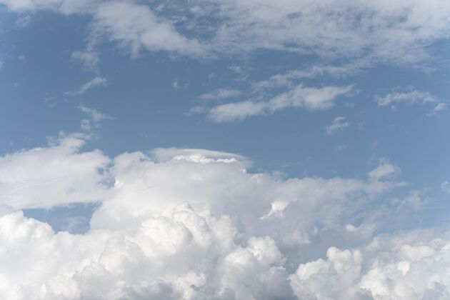 复制空间天空中不同形状的云空气抽象多云