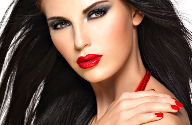 黑发特写一张美丽的黑发女人的脸 红红的指甲和嘴唇眼影漂亮手