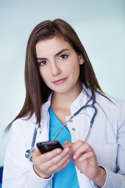 电话年轻女医生发短信工作持有医生