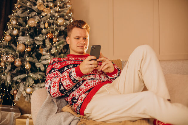 短信年轻人在圣诞节购物在线坐着圣诞购物